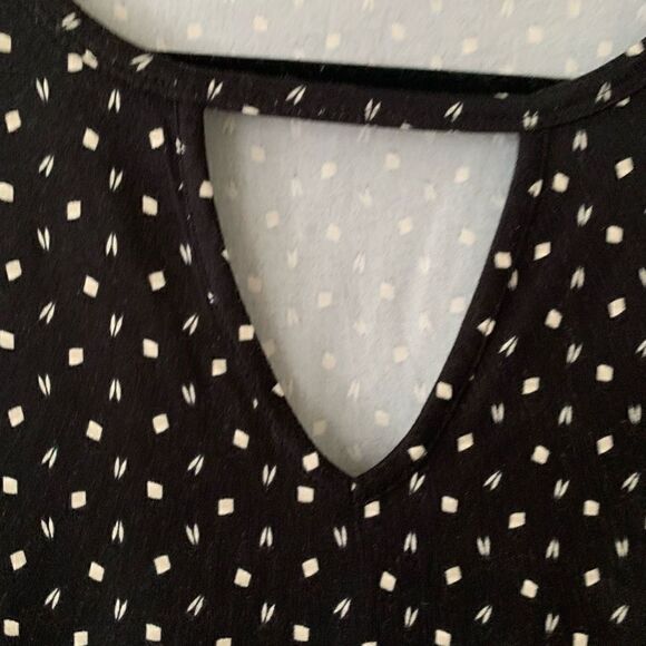 Socialite | Sleeveless Keyhole Dress - Picture 4 of 9